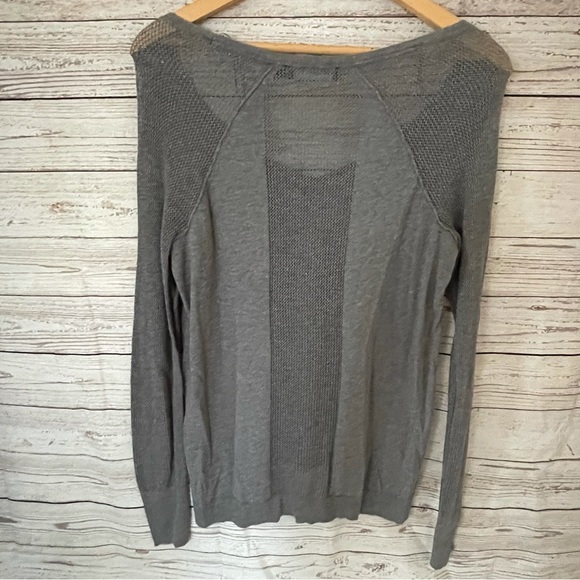Rock & Republic Gray Long Sheer Sleeve Top Woman’s Sz XL Reverse Hem V Neck - Picture 5 of 6